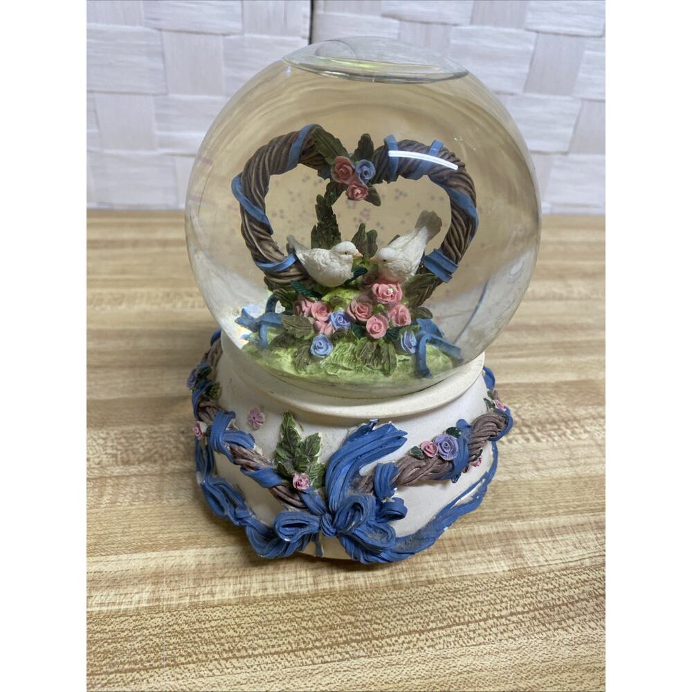 San Francisco Music Box Co. Musical Snow Globe Turtle Doves Heart Wreath '92